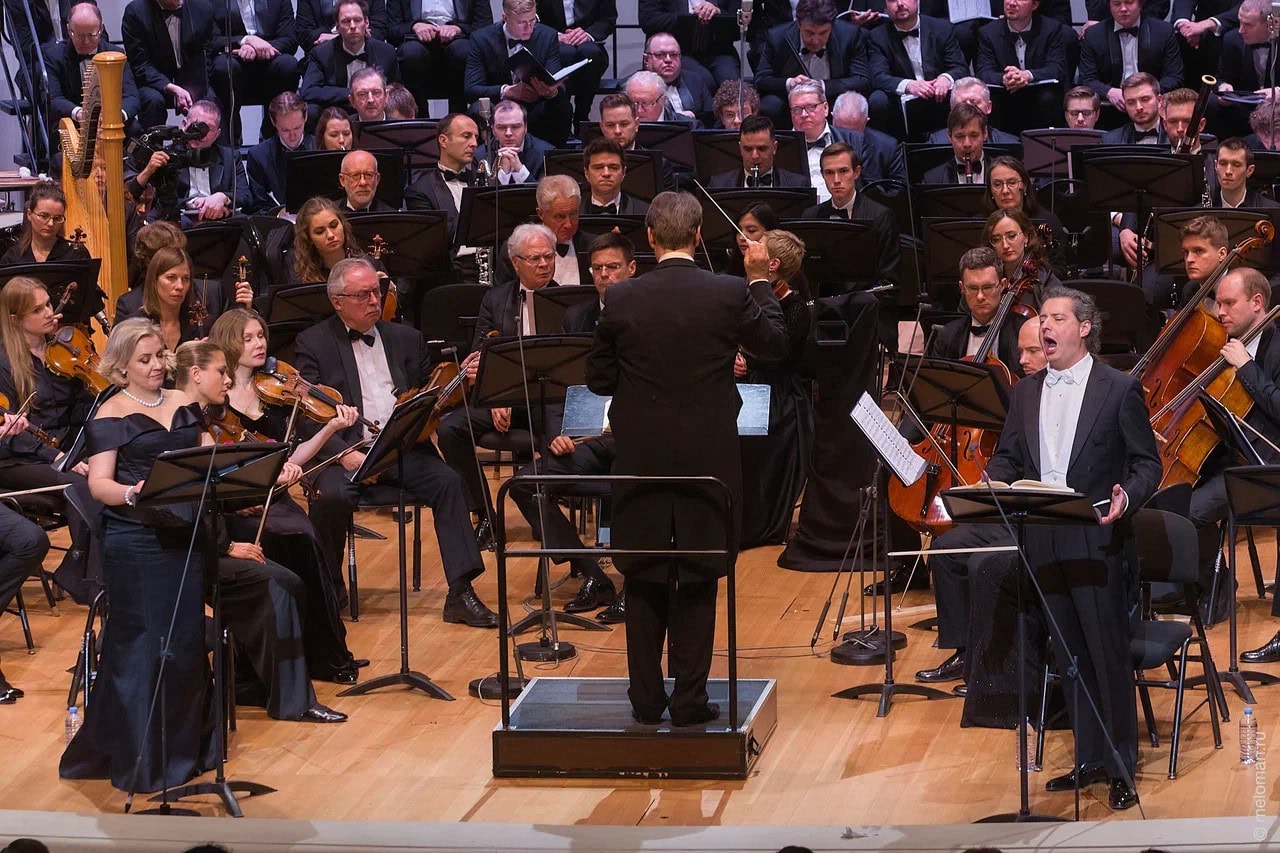 Вот он, в сверкающих одеждах