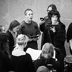 "...в поединке сталкиваются человеческие голоса и ударные инструменты"