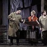 Ременюк — Владислав Попов, Любка — Екатерина Морозова, Семён — Игорь Морозов, Фрося — Алина Черташ. Фото Дамира Юсупова / Большой театр.