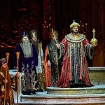 Сцена из спектакля. В центре – Ильдар Абдразаков в роли Бориса Годунова. Фото Михаила Вильчука, Мариинский театр