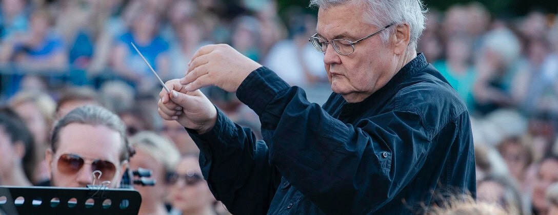 Сергей Стадлер на фестивале «Опера — всем!» летом 2025 года дирижировал оперой «Саломея» Рихарда Штрауса. Фото -- пресс-служба фестиваля «Опера — всем!»