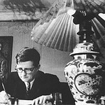 Композитор Дмитрий Шостакович за рабочим столом. Фото: ТАСС/Георгий Петрусов