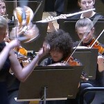 Элина Вяхяля роняет скрипку