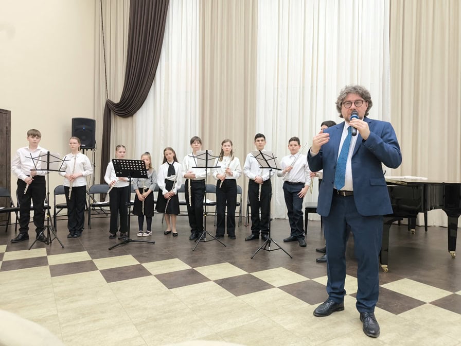 Николай Попов и участники творческой школы