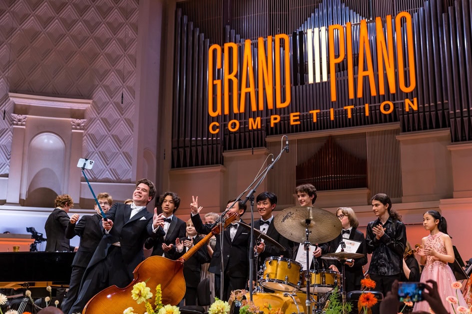 Денис Мацуев и лауреаты Grand piano competition на сцене Концертного зала им. Чайковского