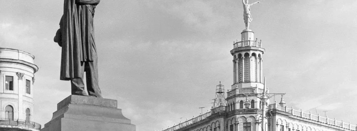 Памятник Пушкину на Пушкинской площади и красавица-балерина с серпом и молотом, венчающая здание. Фото Евгения Тиханова. 1950-е годы/Главархив Москвы