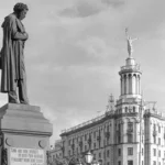 Памятник Пушкину на Пушкинской площади и красавица-балерина с серпом и молотом, венчающая здание. Фото Евгения Тиханова. 1950-е годы/Главархив Москвы