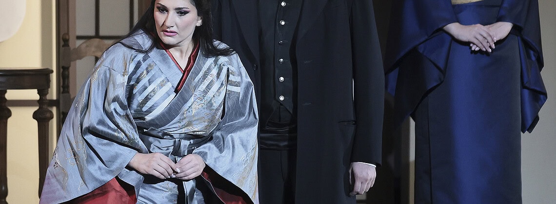 Мадам Баттерфляй — Динара Алиева, Шарплес — Дмитрий Чернов, Судзуки — Алина Черташ. Фото Дамира Юсупова / Большой театр