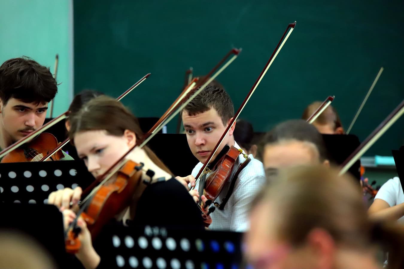 「弓と弓。交響楽団での一日」。グネーシン音楽院サマースクール2026、8日目
