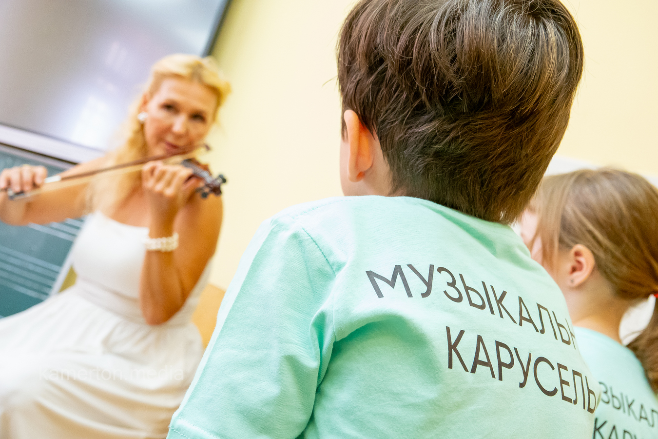 Лана Грюн с участниками курса «Музыкальная карусель» /фото Kamerton Media/