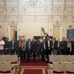 Участники и члены жюри II Международного конкурса „Золотая арфа“ в Малом зале Петербургской филармонии. Фото из официального сообщества конкурса