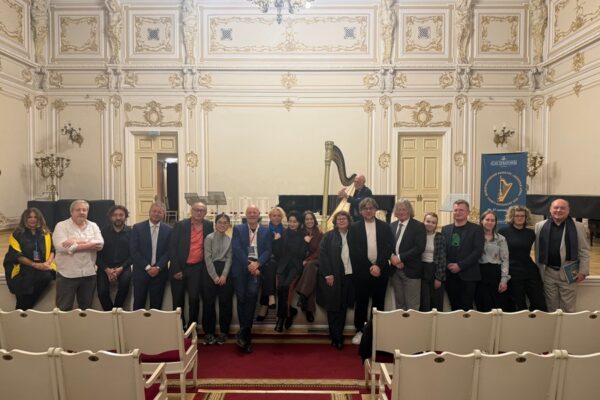 Участники и члены жюри II Международного конкурса „Золотая арфа“ в Малом зале Петербургской филармонии. Фото из официального сообщества конкурса