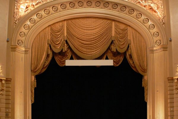Сцена War Memorial Opera House — театра Оперы Сан-Франциско. Архивное фото, 2008 год. Andreas Praefcke