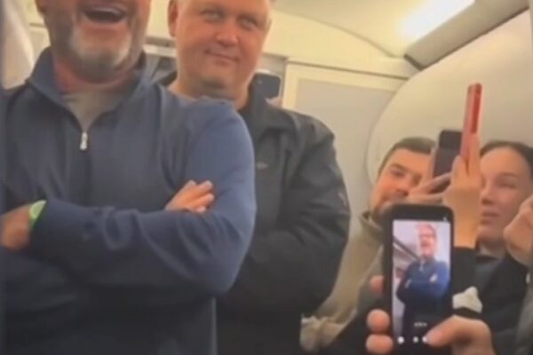 Ильдар Абдразаков и Алексей Тихомиров спели на борту самолёта