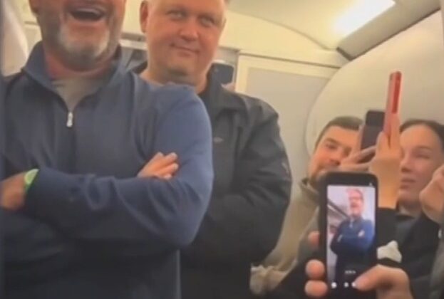 Ильдар Абдразаков и Алексей Тихомиров спели на борту самолёта