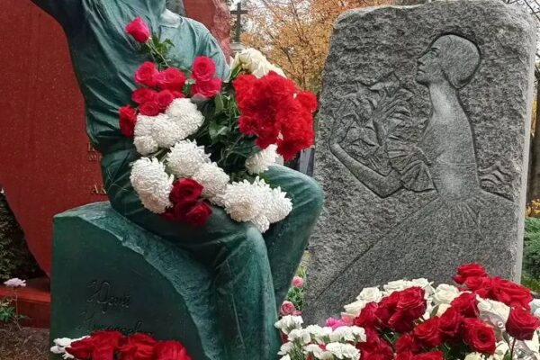 Памятник легендарному хореографу Юрию Григоровичу открыли на Новодевичьем кладбище. Фото -- пресс-служба Большого театра