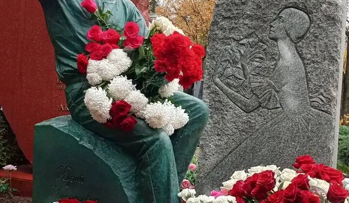 Памятник легендарному хореографу Юрию Григоровичу открыли на Новодевичьем кладбище. Фото -- пресс-служба Большого театра