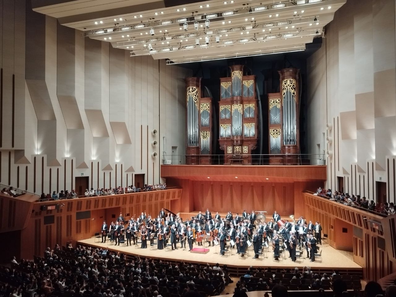 ロシア功労集団が東京芸術劇場でショスタコーヴィチの交響曲を演奏、日本ツアーを締めくくる