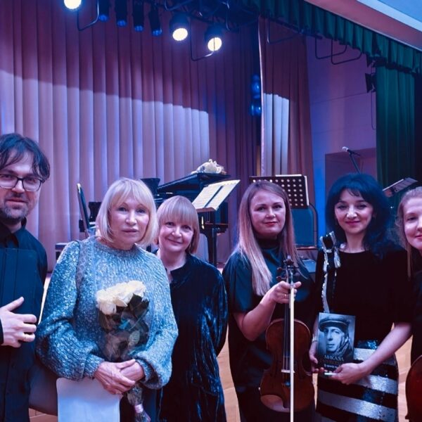 Пианист Иван Соколов, Вера Таривердиева, ведущая Марина Видинеева, скрипачка Анастасия Кускашёва, певица Елизавета Канаузова и виолончелистка Екатерина Семёнова